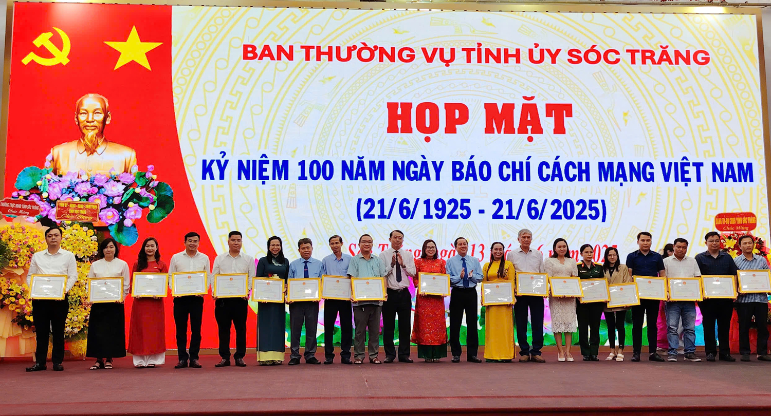 Phóng viên Tạp chí Du lịch TP.HCM được Chủ tịch tỉnh Sóc Trăng tặng bằng khen - 1