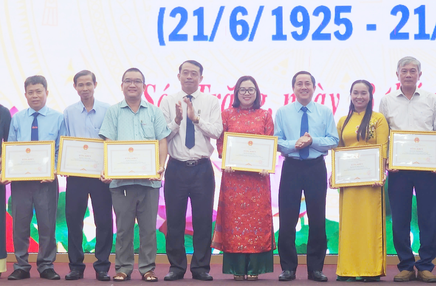 Phóng viên Tạp chí Du lịch TP.HCM được Chủ tịch tỉnh Sóc Trăng tặng bằng khen - 2