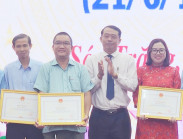 Phóng viên Tạp chí Du lịch TP.HCM được Chủ tịch tỉnh Sóc Trăng tặng bằng khen