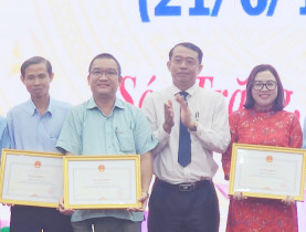  - Phóng viên Tạp chí Du lịch TP.HCM được Chủ tịch tỉnh Sóc Trăng tặng bằng khen