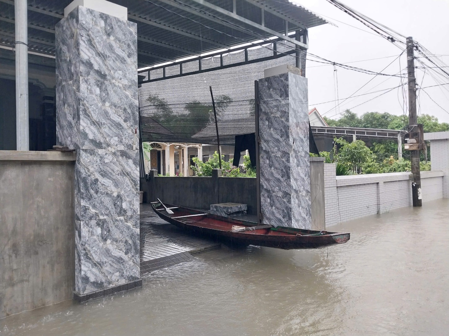 Ảnh: Mưa lớn gây ngập lụt diện rộng, người dân vùng trũng ở Huế đi lại bằng ghe - 16