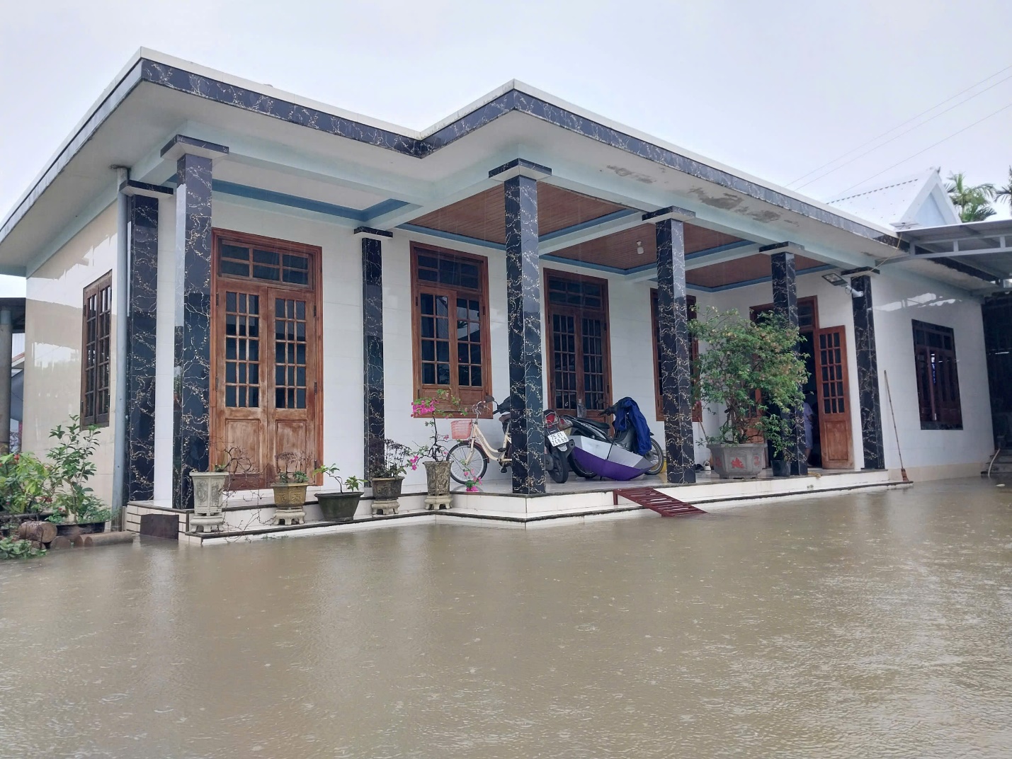 Ảnh: Mưa lớn gây ngập lụt diện rộng, người dân vùng trũng ở Huế đi lại bằng ghe - 3