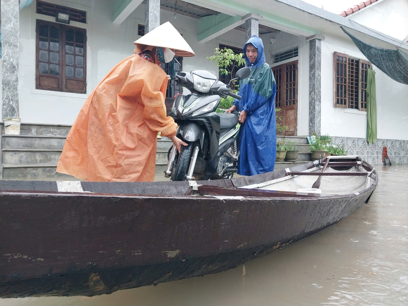 Ảnh: Mưa lớn gây ngập lụt diện rộng, người dân vùng trũng ở Huế đi lại bằng ghe - 5