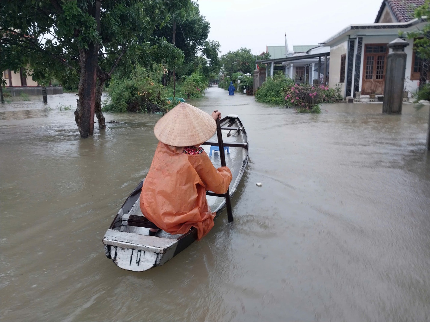 Ảnh: Mưa lớn gây ngập lụt diện rộng, người dân vùng trũng ở Huế đi lại bằng ghe - 7