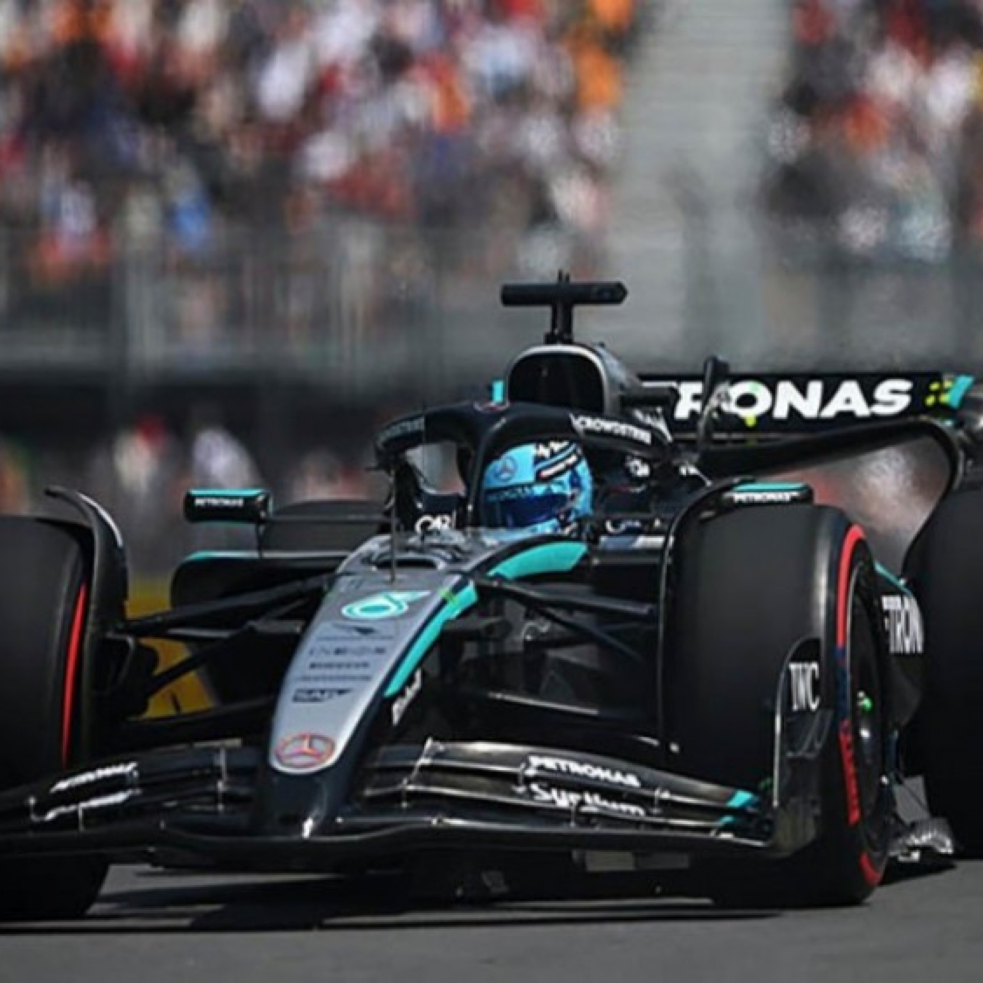  - Đua xe F1, Canadian GP: Russell và Mercedes dẫn đầu, Leclerc và Stroll gây tai nạn cờ đỏ
