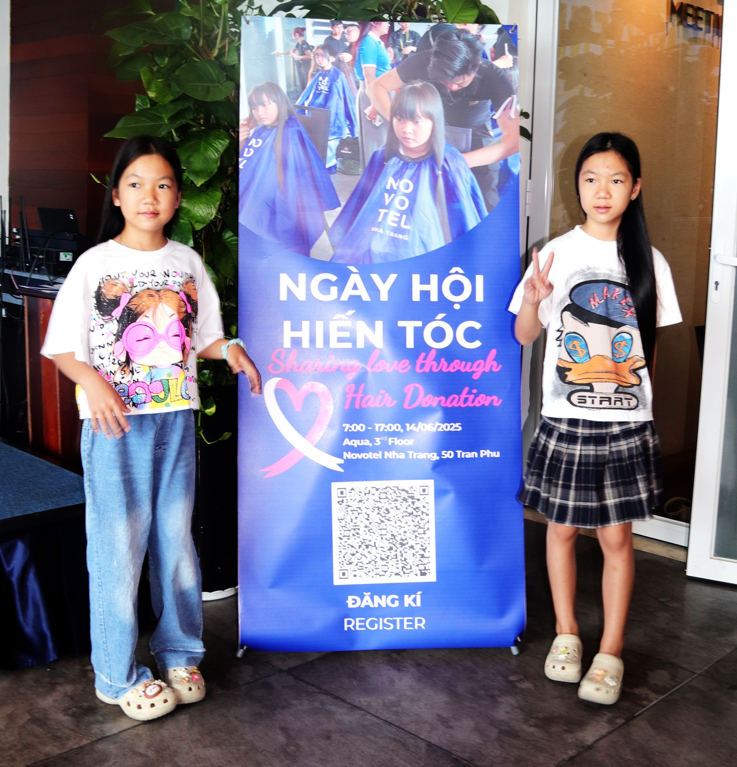 Du khách đến Nha Trang hiến tóc vì bệnh nhân ung thư - 1