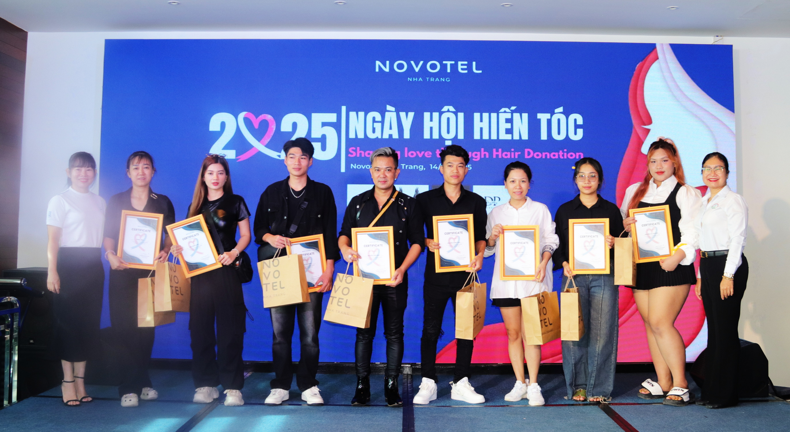 Du khách đến Nha Trang hiến tóc vì bệnh nhân ung thư - 4