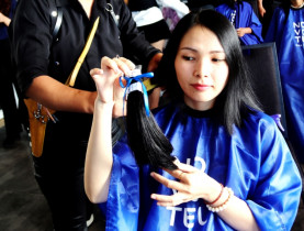 - Du khách đến Nha Trang hiến tóc vì bệnh nhân ung thư