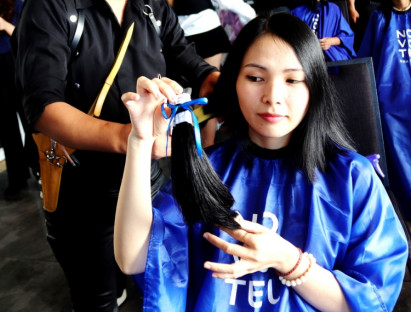  - Du khách đến Nha Trang hiến tóc vì bệnh nhân ung thư