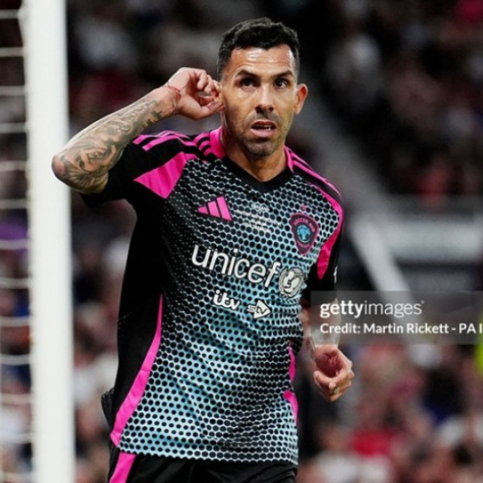  - Cựu sao MU Tevez ghi 4 bàn ở Old Trafford, đáp trả khiêu khích từ fan "Quỷ đỏ"