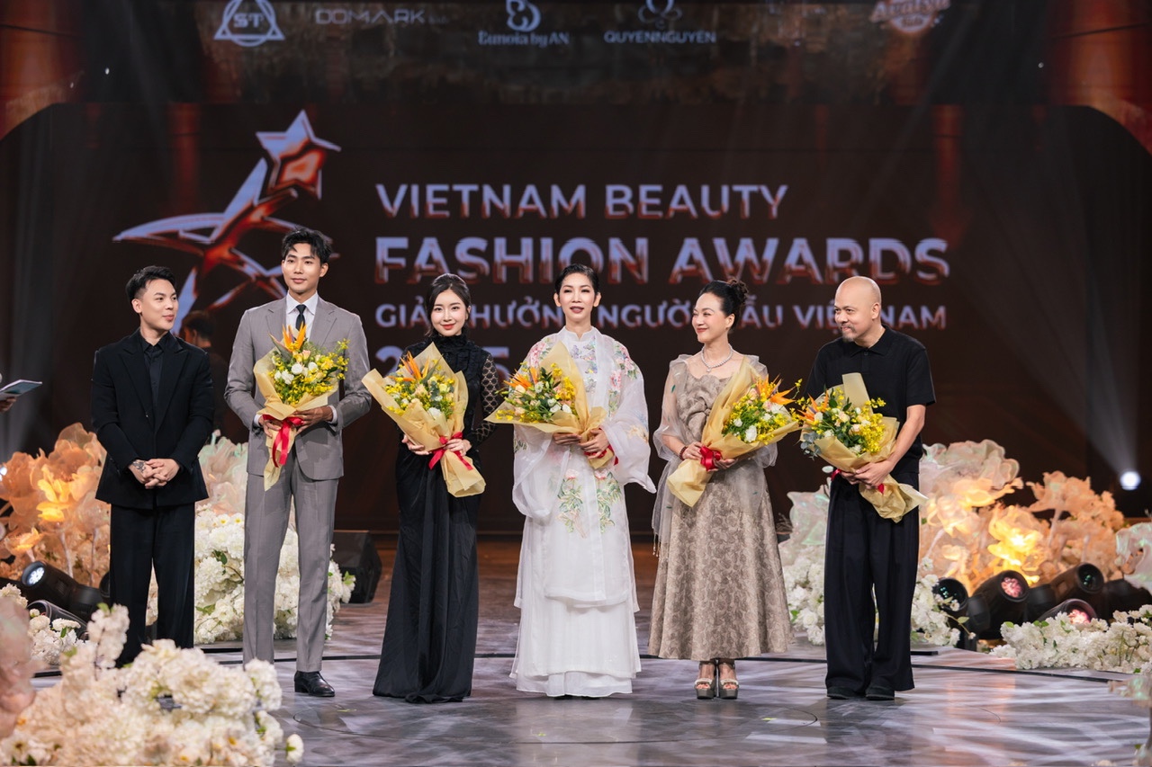 Siêu mẫu Quỳnh Anh được vinh danh ‘Người mẫu chuyên nghiệp xuất sắc’ tại Vietnam Beauty Fashion Awards 2025 - 2