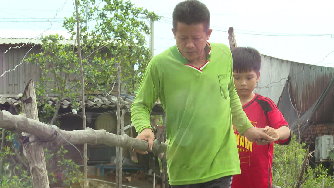 Chuyến xe nhân ái: Nước mắt người vợ gồng gánh gia đình khi chồng tai biến, con thơ còn dại - 1