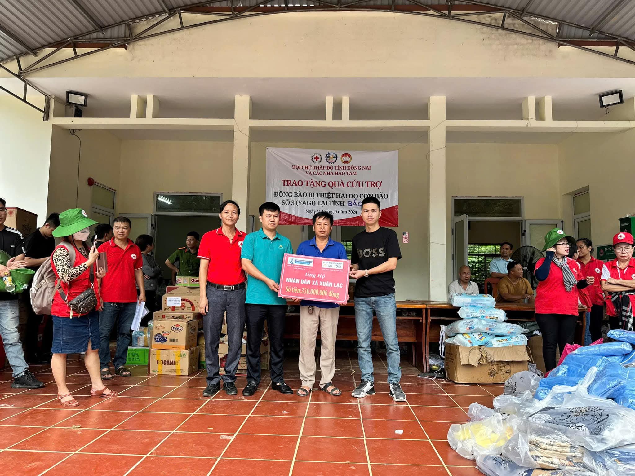 Chủ nhân bàn tiệc hải sản gây sốt với món ‘cá mập nguyên con om dưa’ là một nhà từ thiện quen thuộc - 2