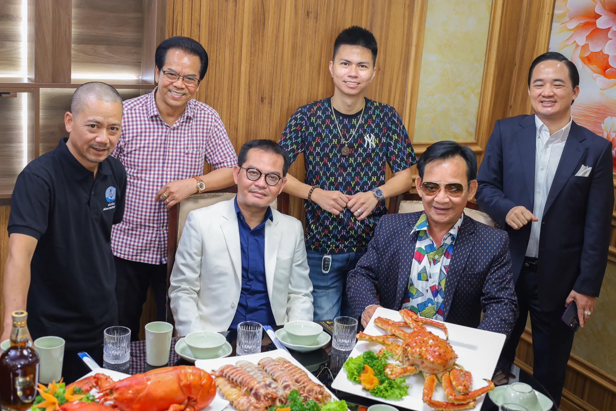Chủ nhân bàn tiệc hải sản gây sốt với món ‘cá mập nguyên con om dưa’ là một nhà từ thiện quen thuộc - 1