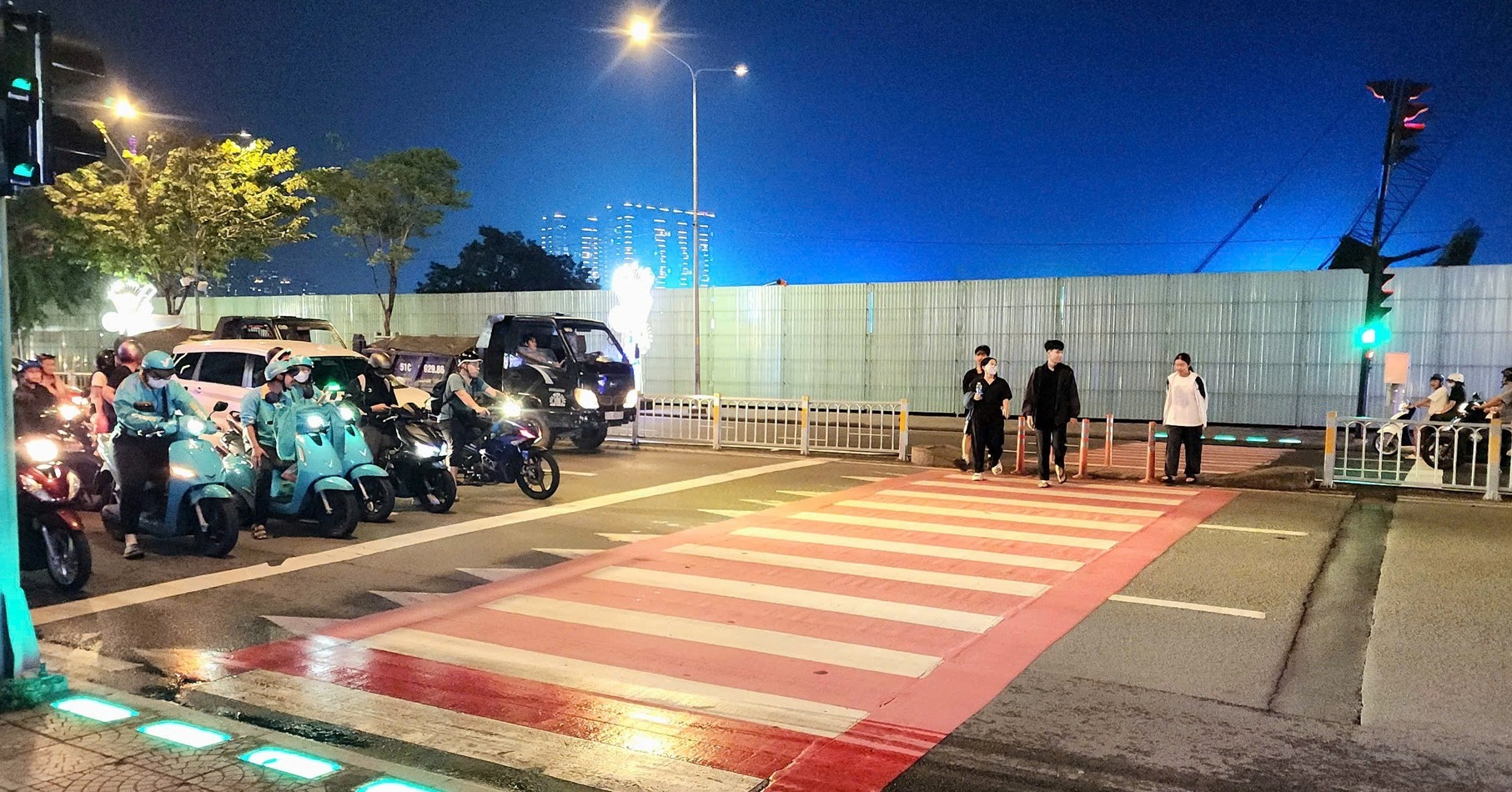 TP.HCM mở rộng lắp đèn âm vỉa hè cảnh báo người đi bộ tại trung tâm thành phố - 1