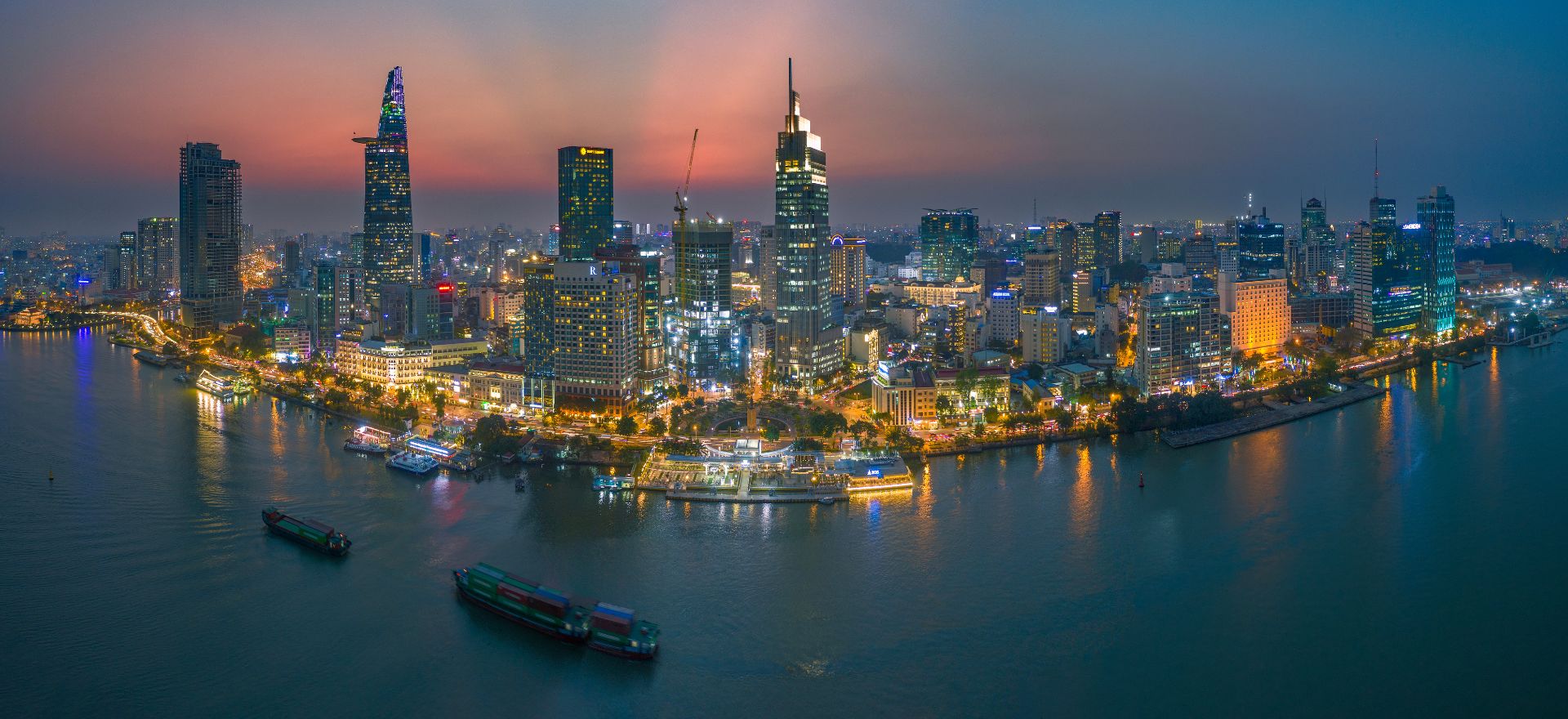 Từ tầng mây 'chạm' vào phố để yêu hơn - 1