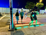 TP.HCM mở rộng lắp đèn âm vỉa hè cảnh báo người đi bộ tại trung tâm thành phố