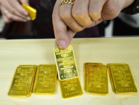  - Giá vàng thế giới rung lắc khi lên vùng cao kỷ lục