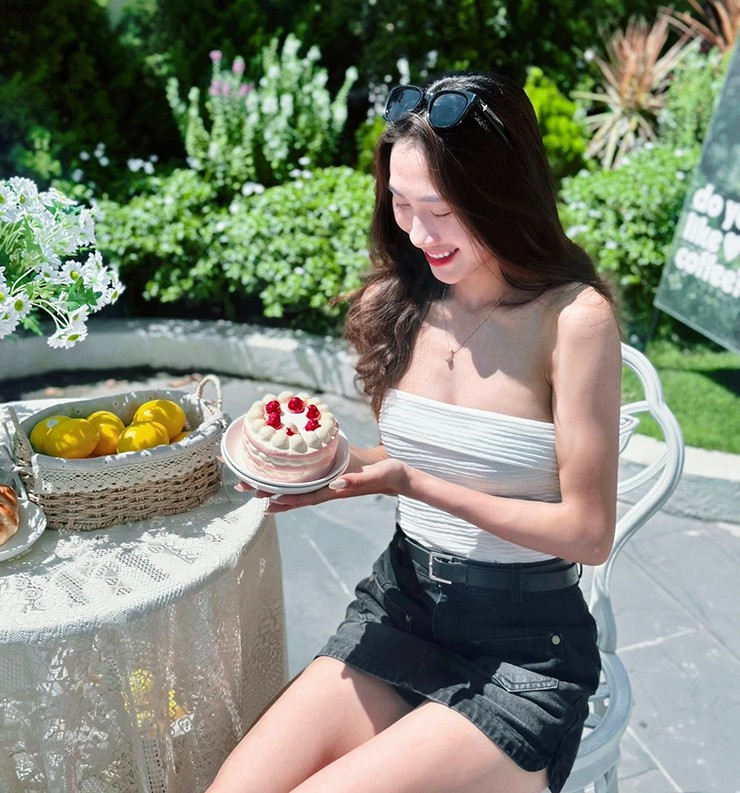 Hot girl làng chạy Khánh Ly khoe vai trần váy ngắn xinh đẹp, Vy Phan có biểu cảm hài hước - 6