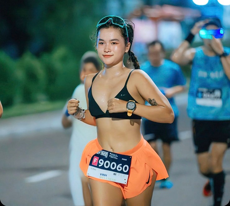 Hot girl làng chạy Khánh Ly khoe vai trần váy ngắn xinh đẹp, Vy Phan có biểu cảm hài hước - 4