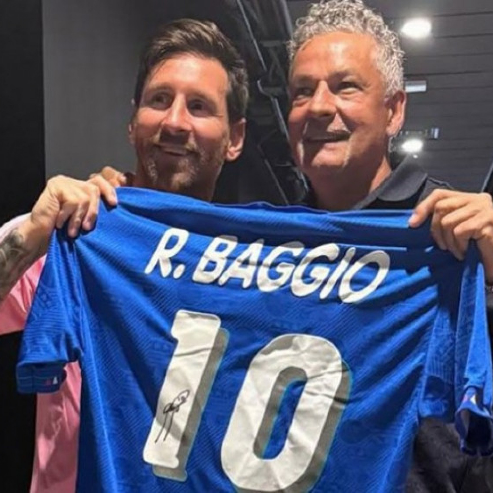  - Tin mới nhất bóng đá sáng 18/6: Messi xúc động khi nhận được áo của Baggio