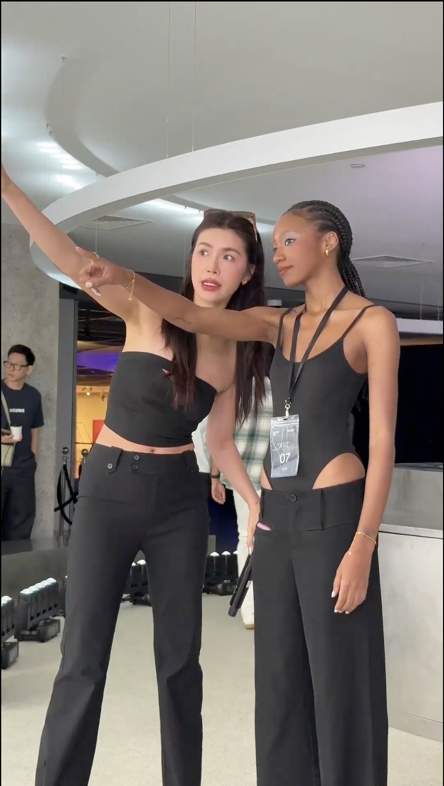 Siêu mẫu Minh Tú lo lắng khi lần đầu làm đạo diễn catwalk - 1