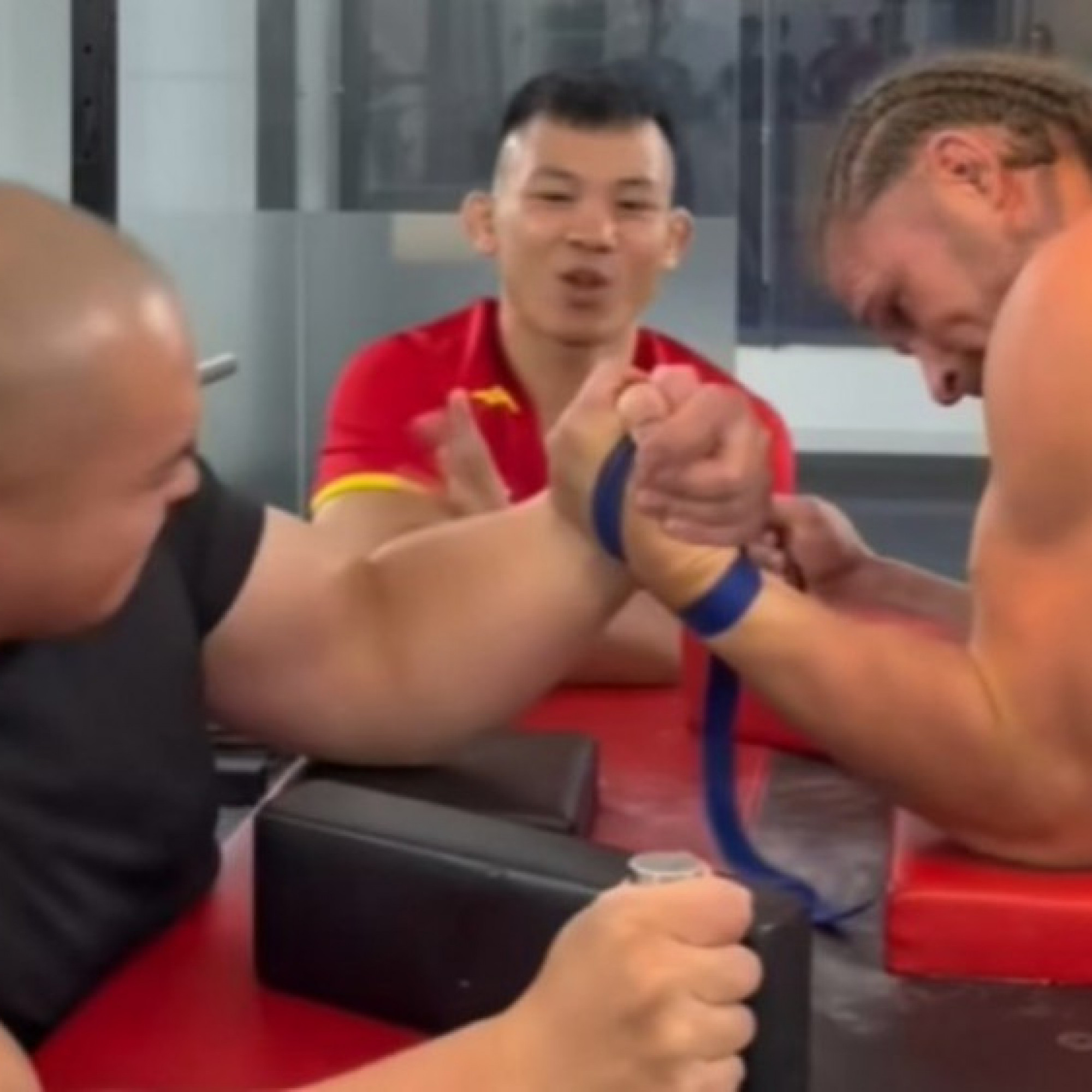  - Võ sỹ Zakhar chịu khuất phục trước "ông trùm vật tay" Long "The Rock"