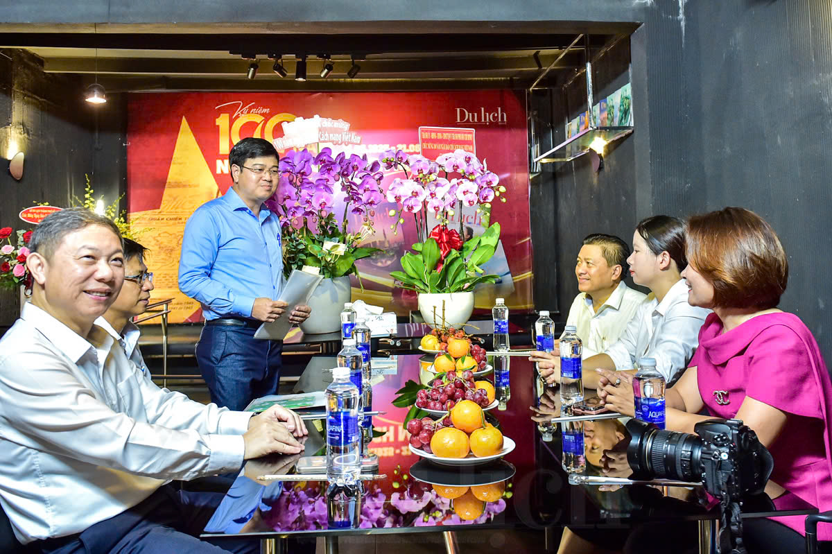 Lãnh đạo TP.HCM thăm, chúc mừng Tạp chí Du lịch nhân kỷ niệm 100 năm Ngày Báo chí - 2