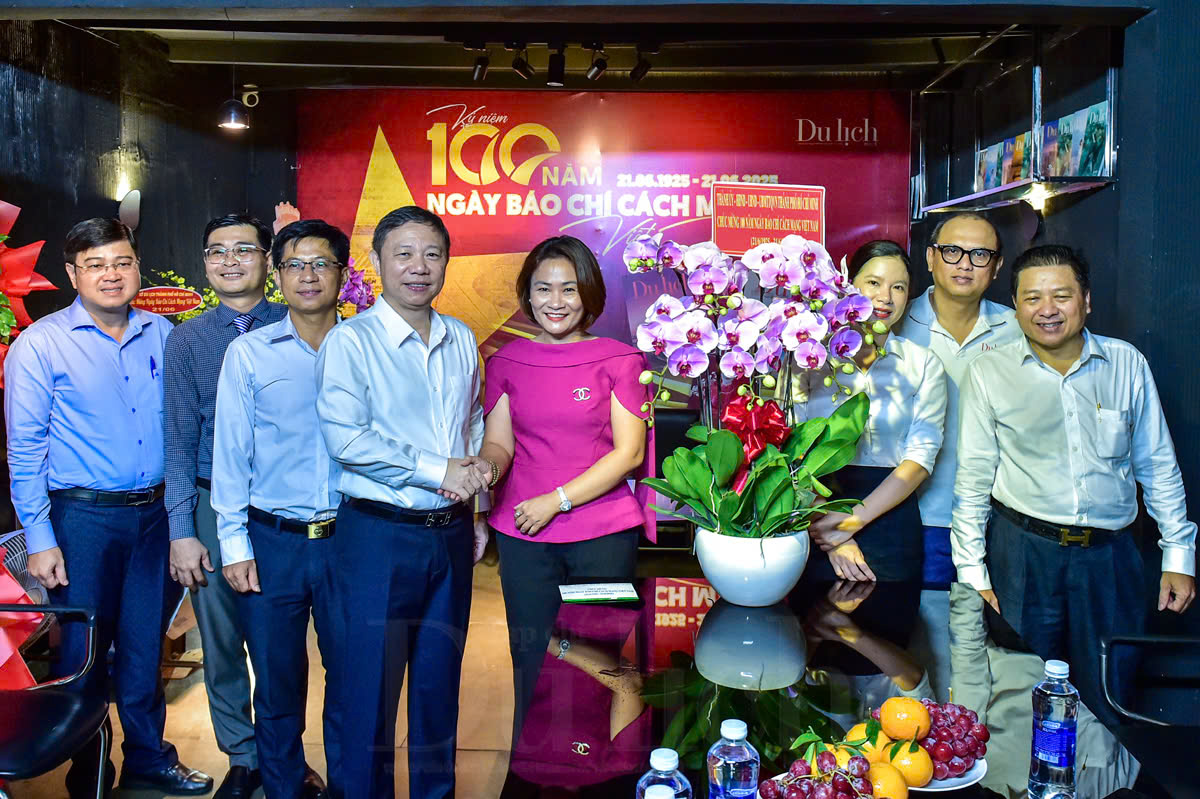 Lãnh đạo TP.HCM thăm, chúc mừng Tạp chí Du lịch nhân kỷ niệm 100 năm Ngày Báo chí - 4