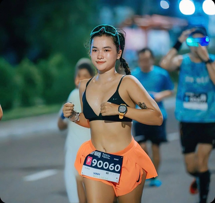 Vy Phan ăn mặc nóng bỏng chạy bộ gây tranh cãi: Người đẹp lên tiếng ra sao? - 1