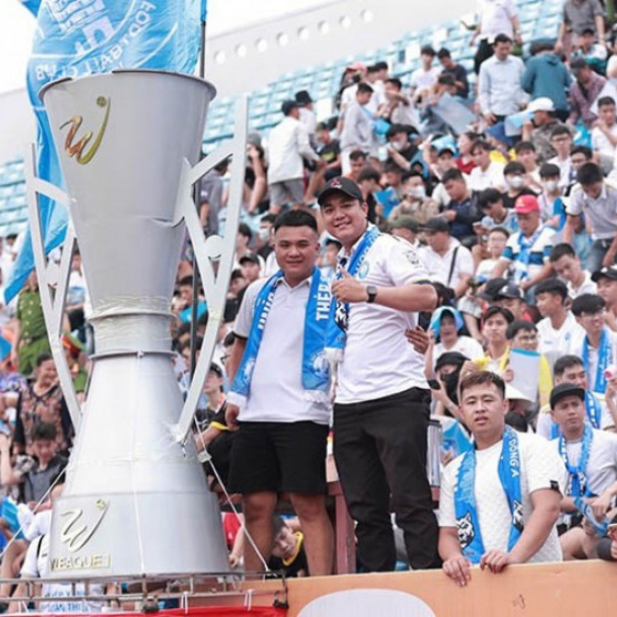  - Nam Định rạng rỡ nâng cúp V-League, fan vây kín sân Thiên Trường chia vui