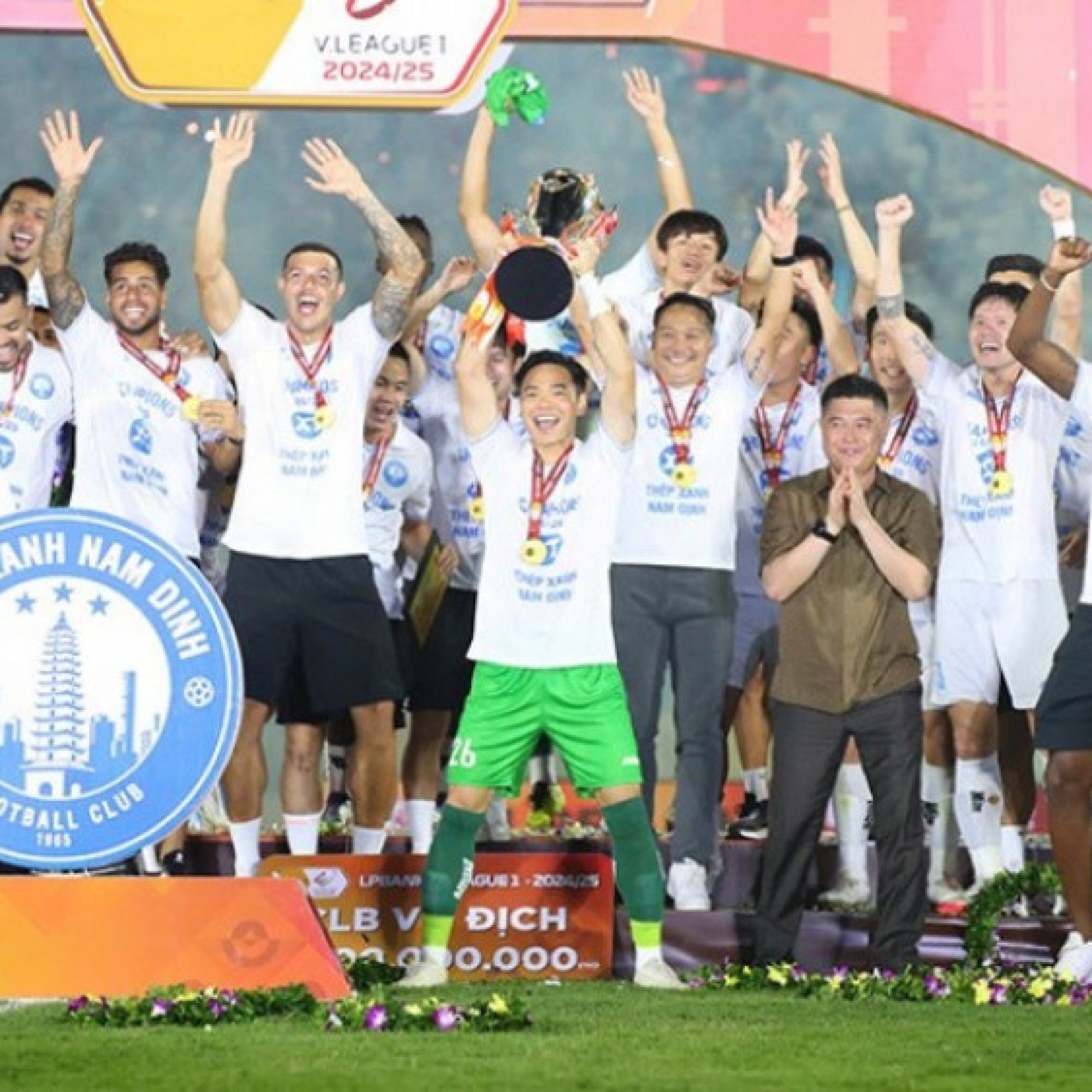  - Nam Định rạng rỡ nâng cúp V-League, fan vây kín sân Thiên Trường chia vui