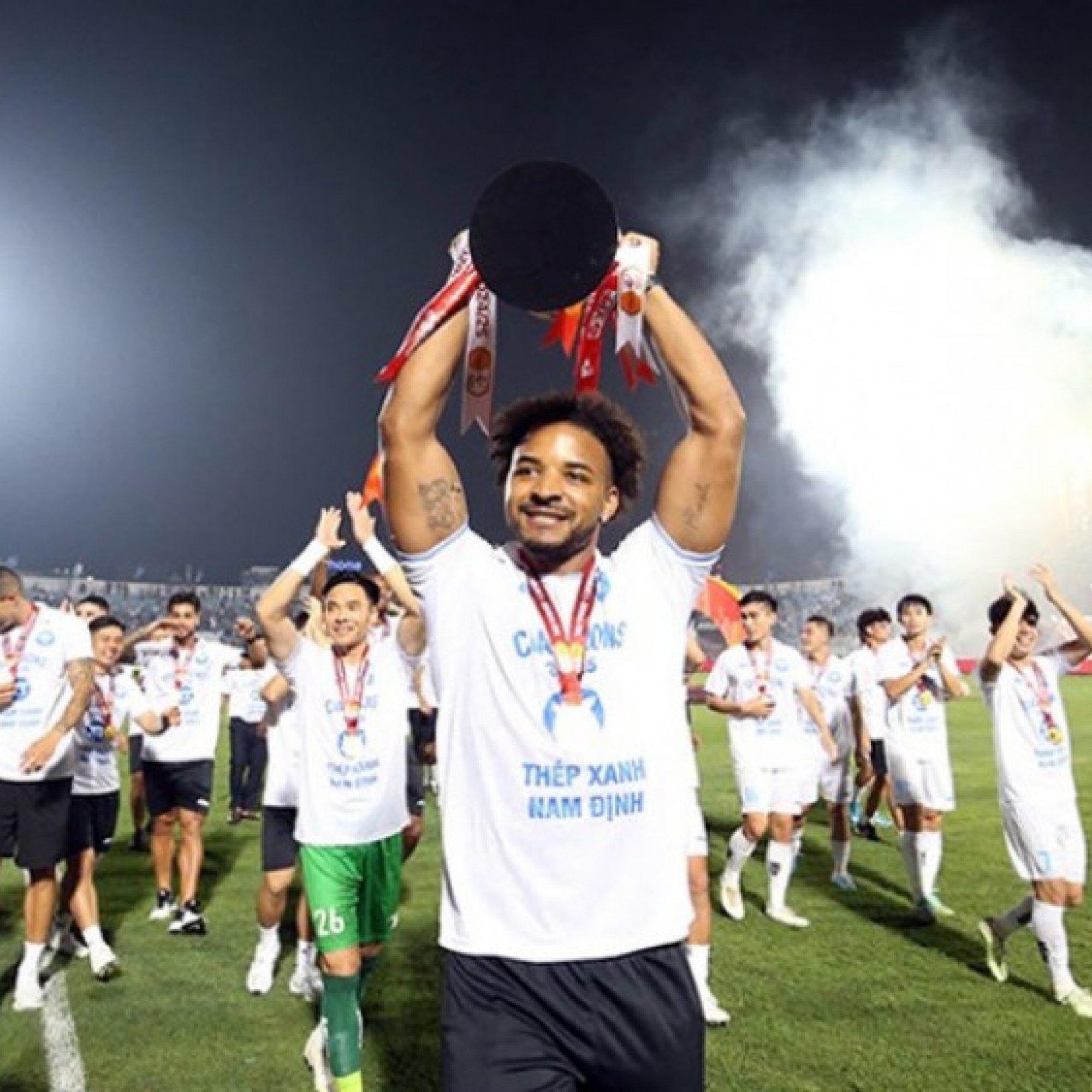  - Xuân Son vỡ òa nâng cúp vô địch V-League, hạnh phúc trong vòng vây CĐV Nam Định