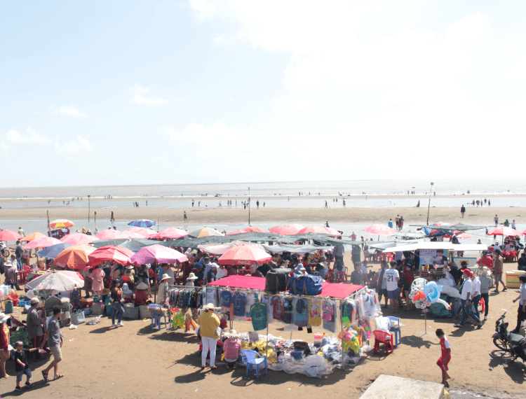 Chợ hải sản độc đáo ngay bãi biển hoang sơ ở Bến Tre hút khách du lịch