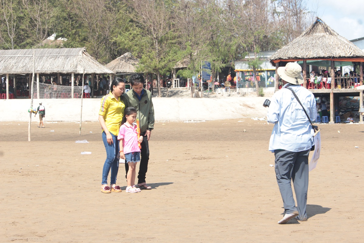 cho hai san doc dao ngay bai bien hoang so o ben tre hut khach du lich - 15