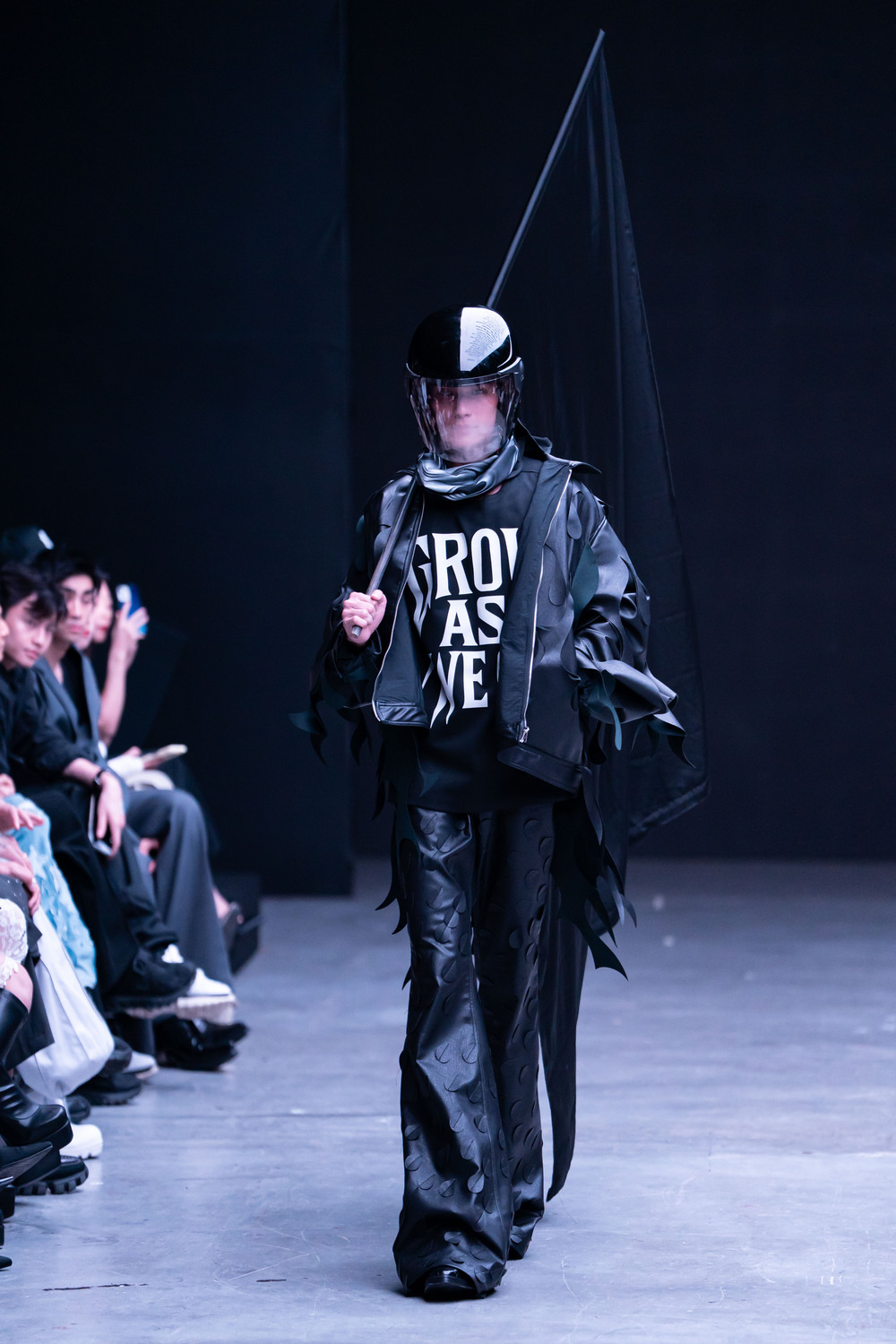 DEPA Fashion Show 2025: Minh Tú mở màn với hình tượng người mẹ - 4