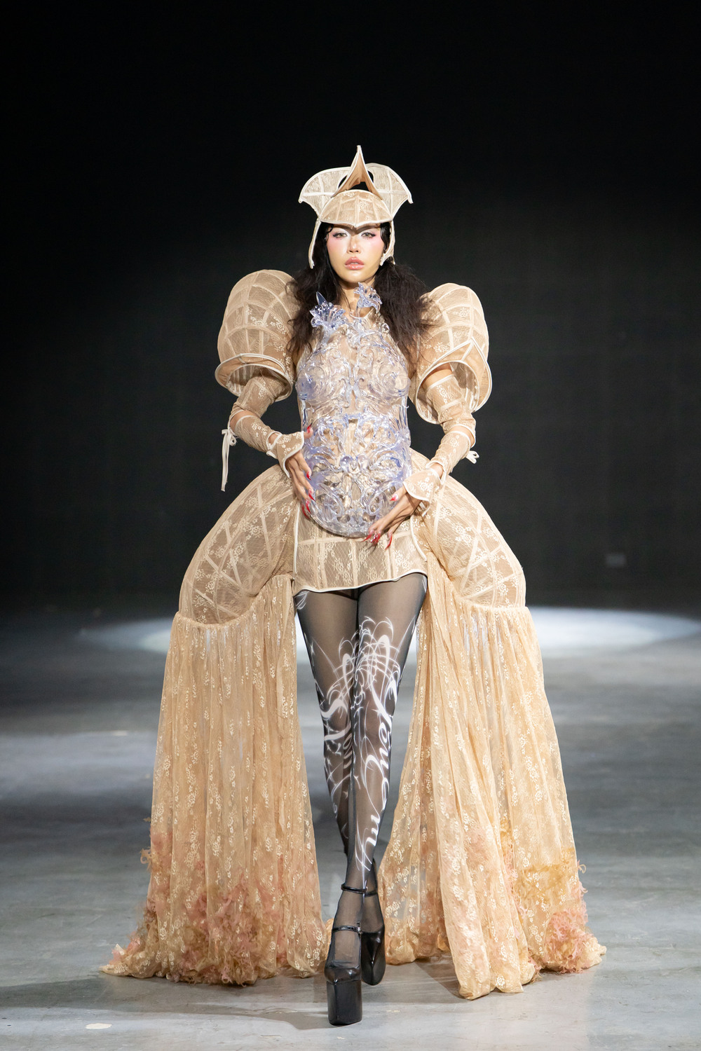 DEPA Fashion Show 2025: Minh Tú mở màn với hình tượng người mẹ - 1