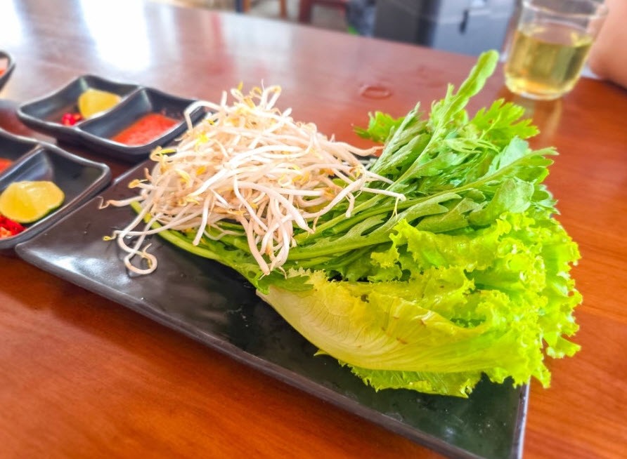Khách Hàn bất ngờ với bát hủ tiếu giá 250.000 đồng ở Nha Trang - 2