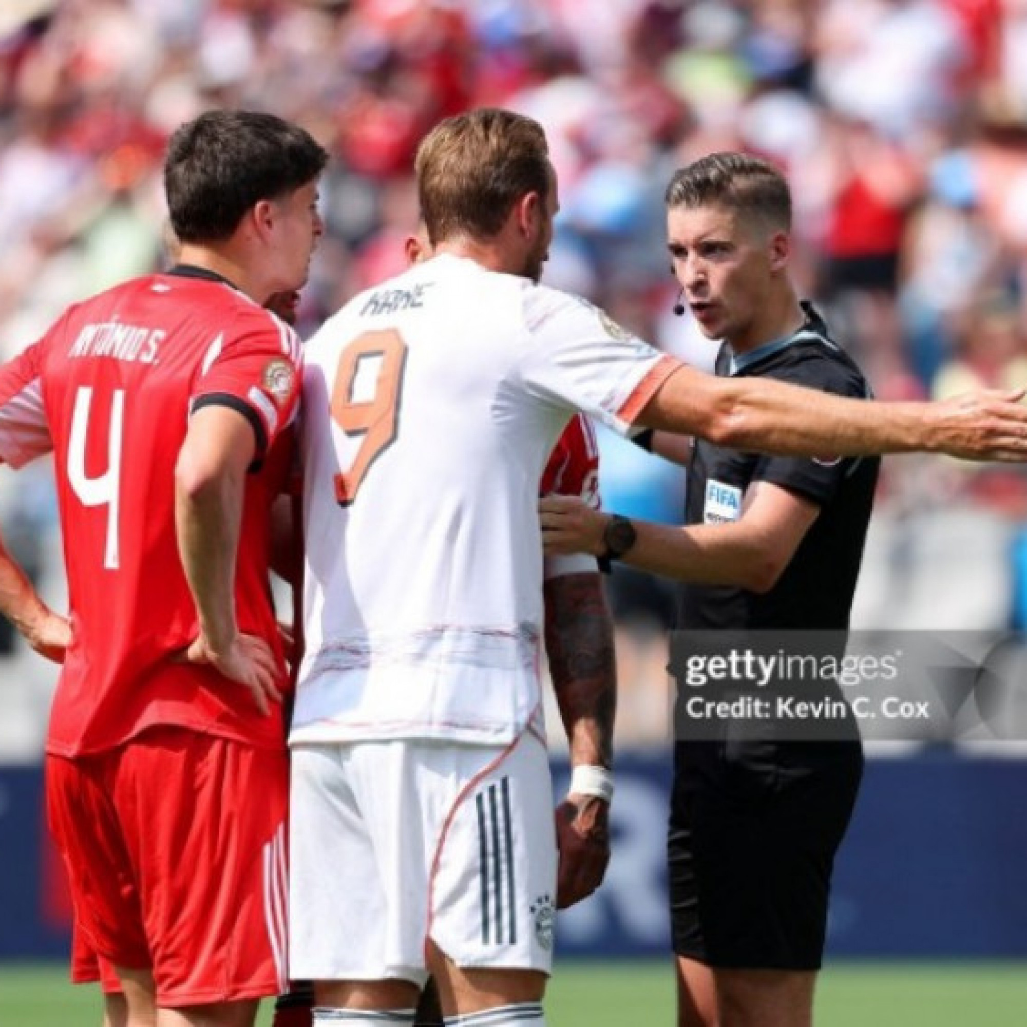  - Tranh cãi Bayern Munich mất bàn thắng trước Benfica: Vì sao Kane hóa tội đồ?