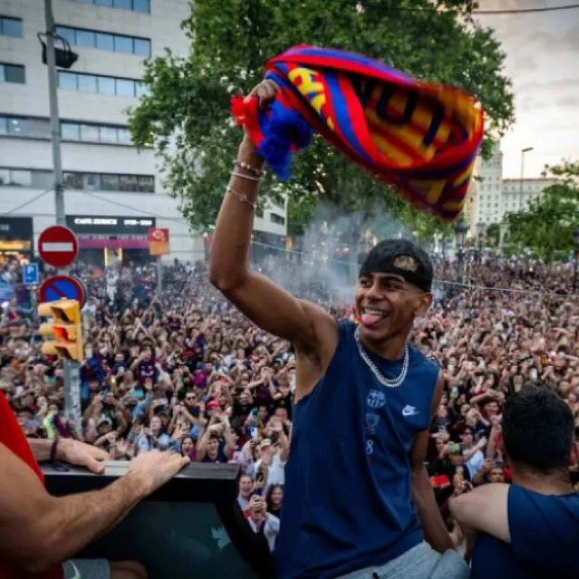  - Tin mới nhất bóng đá sáng 25/6: Barcelona thưởng bộn cho thầy trò Hansi Flick