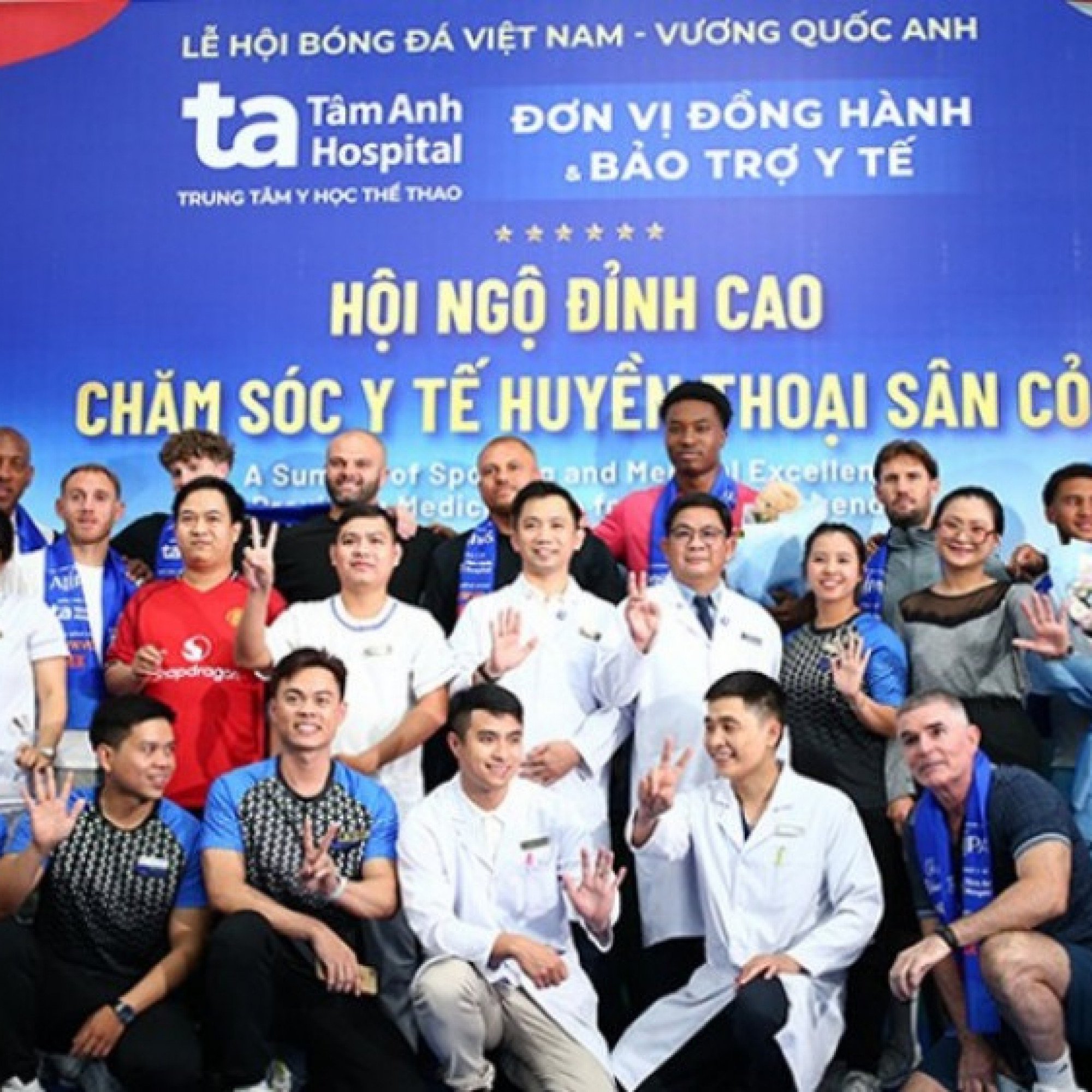  - Huyền thoại MU trải nghiệp chăm sóc y tế hiện đại tại Bệnh viện Tâm Anh, giao lưu cùng người hâm mộ