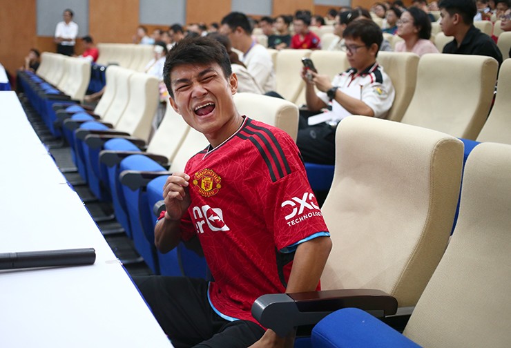 Huyền thoại Manchester Reds trải nghiệm chăm sóc y tế hiện đại tại Bệnh viện Tâm Anh, giao lưu cùng người hâm mộ - 9