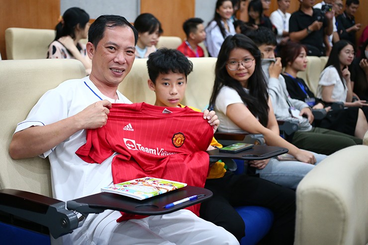 Huyền thoại Manchester Reds trải nghiệm chăm sóc y tế hiện đại tại Bệnh viện Tâm Anh, giao lưu cùng người hâm mộ - 10