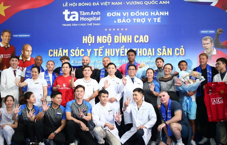 Huyền thoại Manchester Reds trải nghiệm chăm sóc y tế hiện đại tại Bệnh viện Tâm Anh, giao lưu cùng người hâm mộ - 1