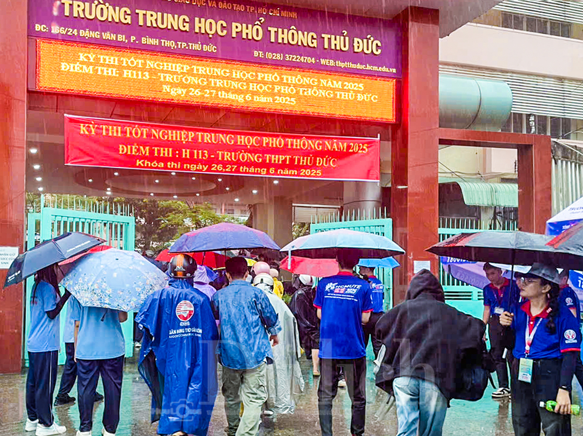 Ấm áp tình cha mẹ đội mưa đưa con đi thi - 3