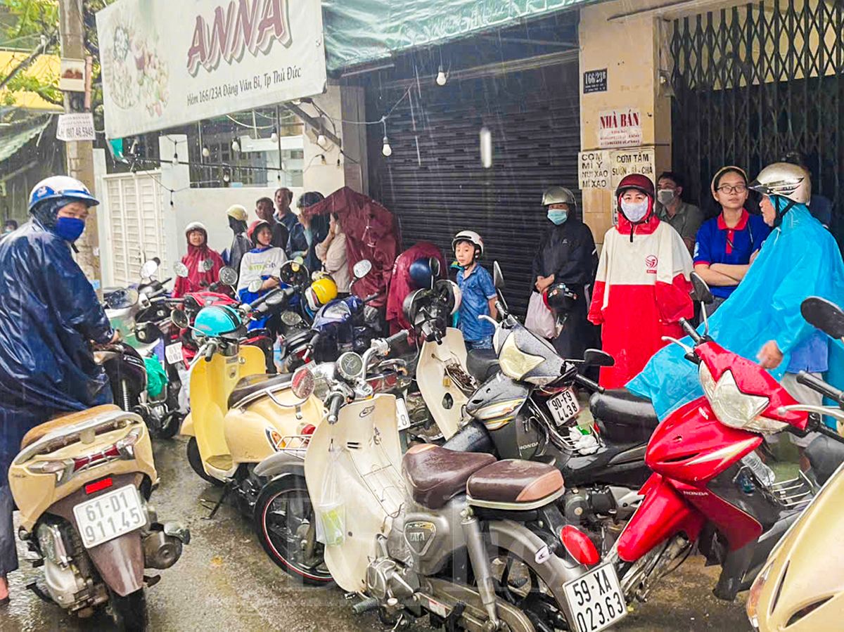 Ấm áp tình cha mẹ đội mưa đưa con đi thi - 4