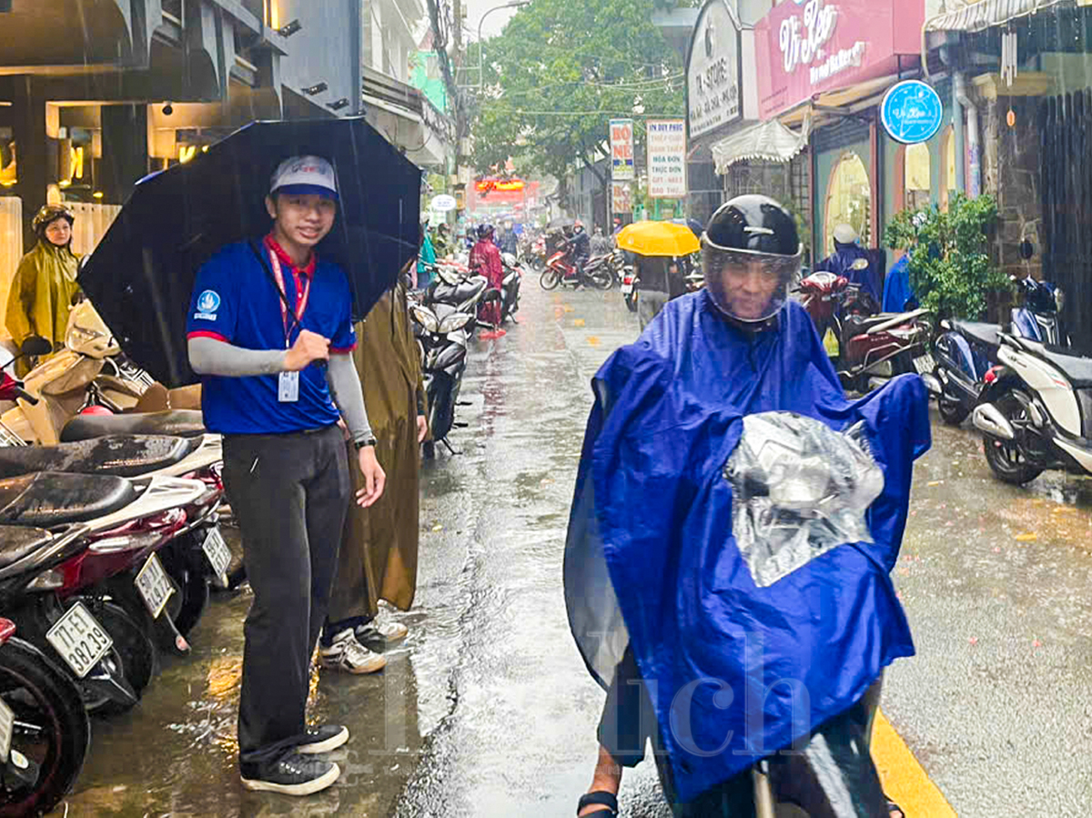 Ấm áp tình cha mẹ đội mưa đưa con đi thi - 7