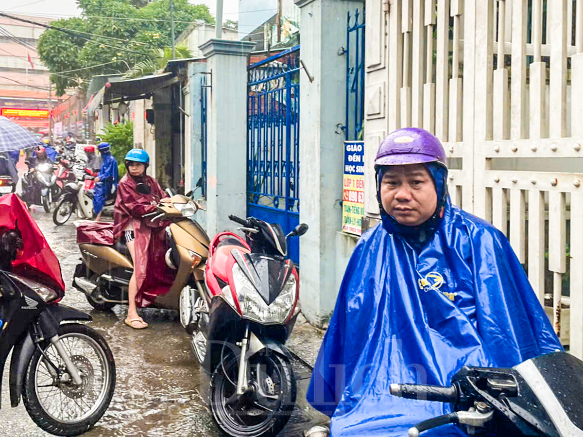 Ấm áp tình cha mẹ đội mưa đưa con đi thi - 5