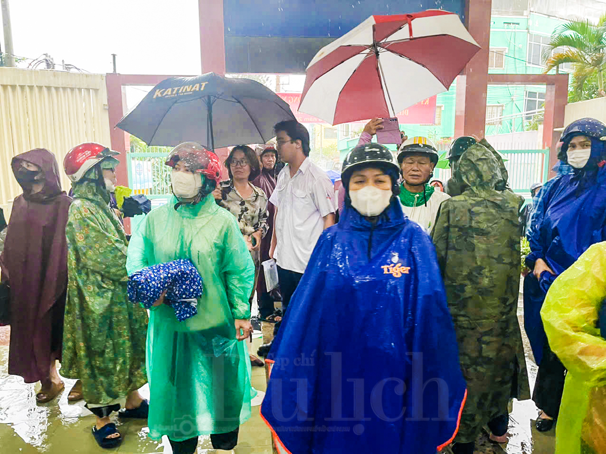 Ấm áp tình cha mẹ đội mưa đưa con đi thi - 8