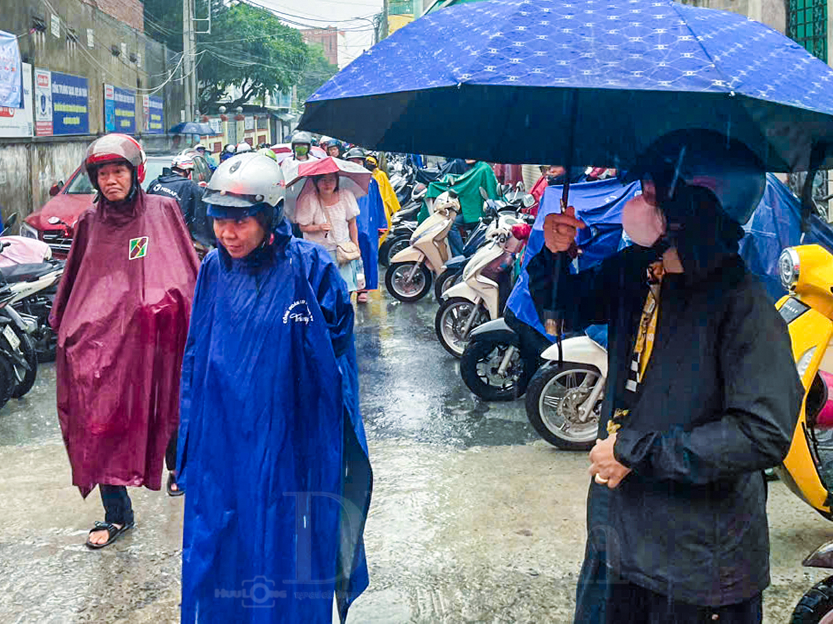 Ấm áp tình cha mẹ đội mưa đưa con đi thi - 6